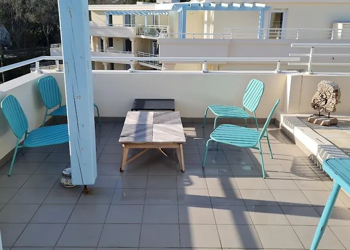 Avec Grande Terrasse à - Fr-1-306-1326